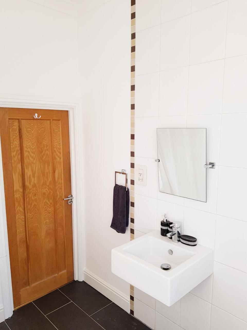 Cogie Abode Bed & Breakfast Енфийлд Екстериор снимка